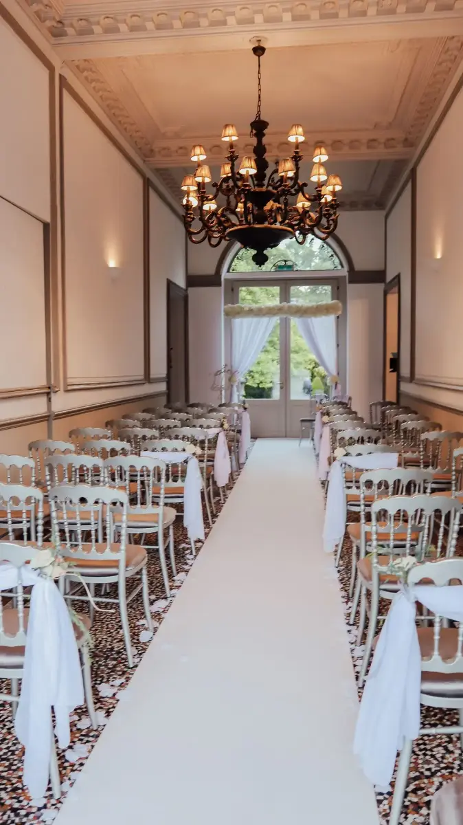 Cérémonie mariage avec tapis blanc – Château de Ruisbroek, mariage de Meryam et Lorenzo