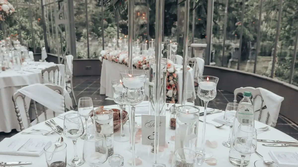Bougie flottante dans photophore – Château de Ruisbroek, mariage de Meryam et Lorenzo