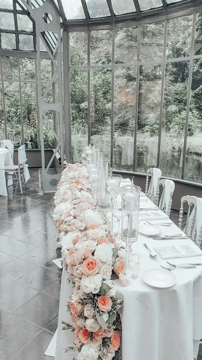 Chemin fleuri table des mariés – Château de Ruisbroek, mariage de Meryam et Lorenzo