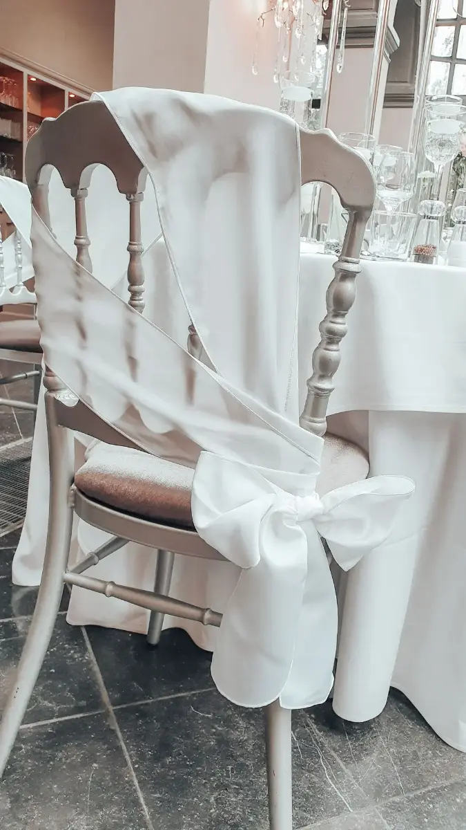 Noeud blanc sur chaise argent – Château de Ruisbroek, mariage de Meryam et Lorenzo