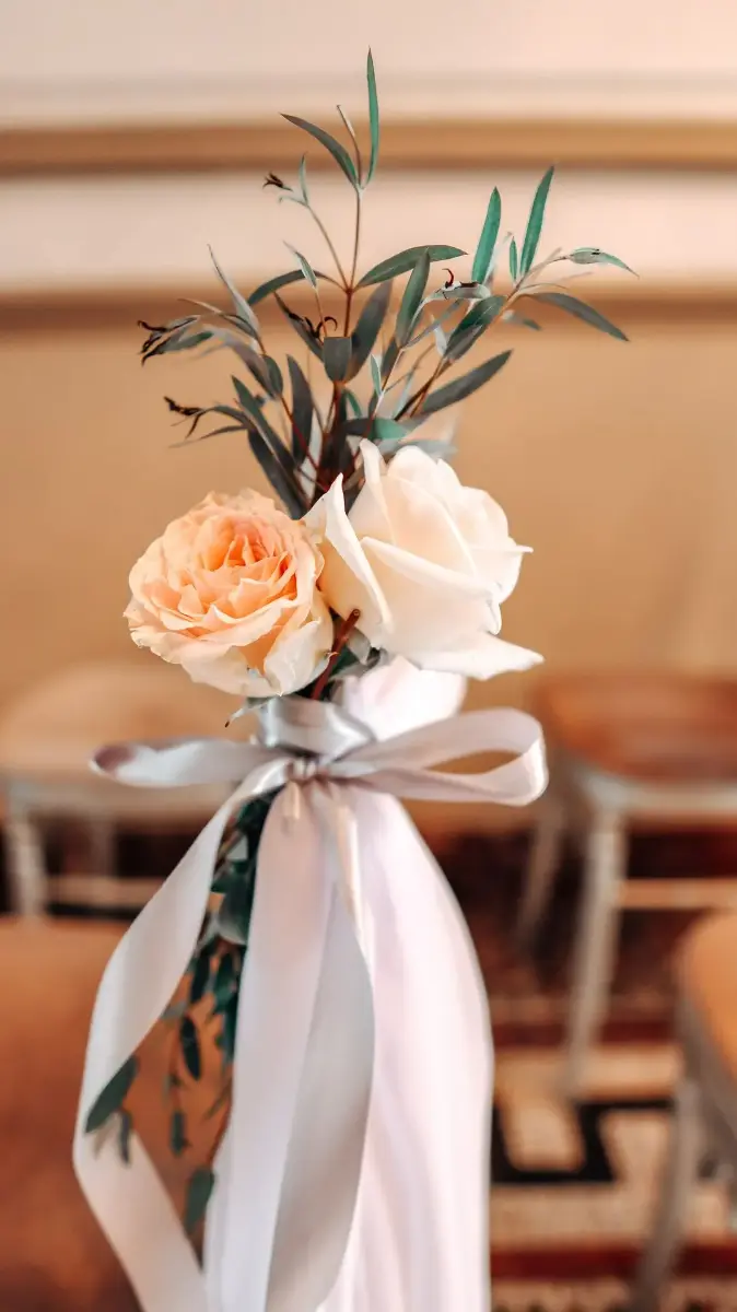 Piquet de fleurs et mousseline sur chaise – Château de Ruisbroek, mariage de Meryam et Lorenzo