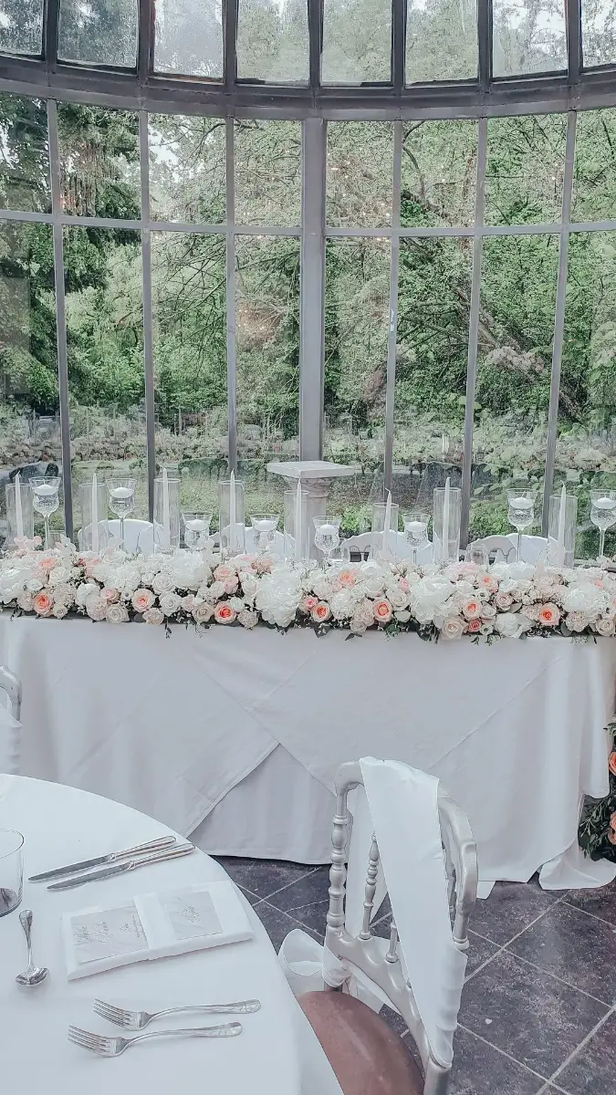Chemin fleuri table des mariés – Château de Ruisbroek, mariage de Meryam et Lorenzo