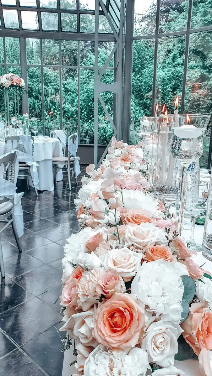 Chemin fleuri et bougie – Château de Ruisbroek, mariage de Meryam et Lorenzo