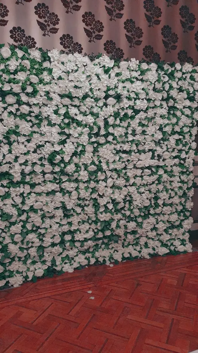 Mur fleurs pour photobooth – Château de Ruisbroek, mariage de Meryam et Lorenzo