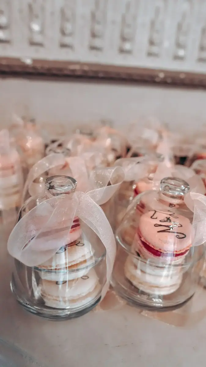 Macaron personnalisé dans cloche – Château de Ruisbroek, mariage de Meryam et Lorenzo