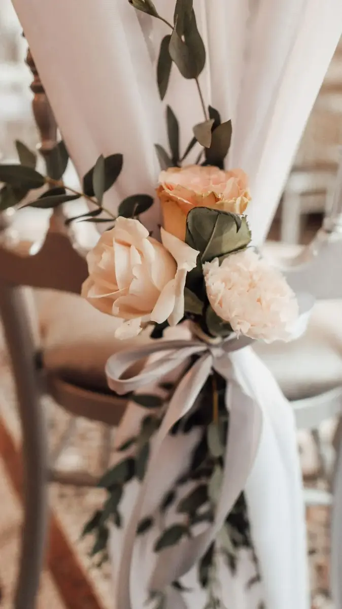 Piquet de fleurs et mousseline sur chaise des mariés – Château de Ruisbroek, mariage de Meryam et Lorenzo