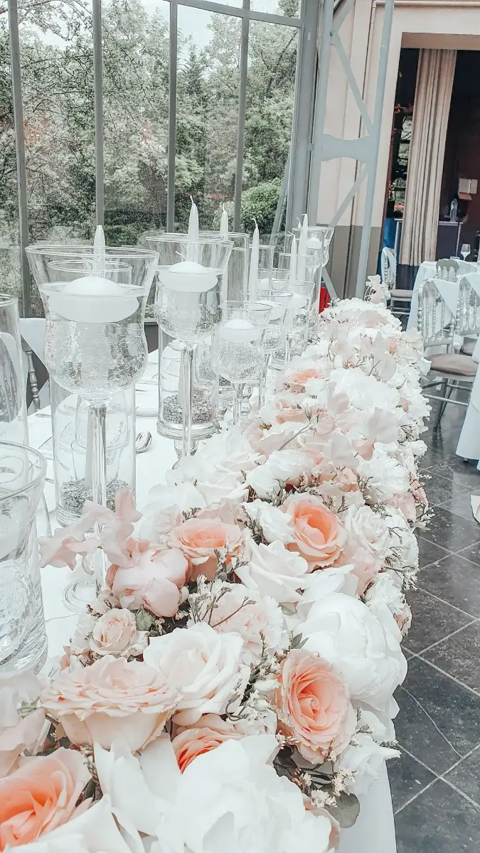 Chemin fleuri et bougie chandelle – Château de Ruisbroek, mariage de Meryam et Lorenzo
