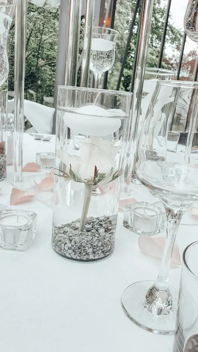 Vase cylindre avec rose et bougie flottante – Château de Ruisbroek, mariage de Meryam et Lorenzo