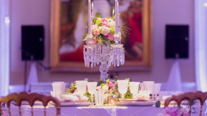 Table avec chandelier et fleurs